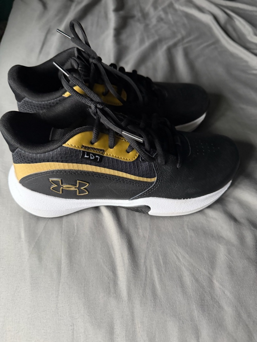 Under Armour Kids' Black and Gold Athletic Sneakers size 6 youth like new
